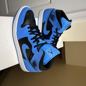 Jordan 1 Mid University Blue Size 11 / with replacement box